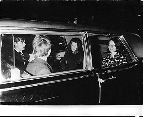 Реколта снимка на членовете на семейството на Робърт Франсис Боби Кенеди 39;s, седнали в колата.