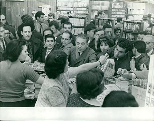 Реколта картина на хората, които купуват вестници в книжарница в Париж.Снимка е направена на 23 март 1962 година.
